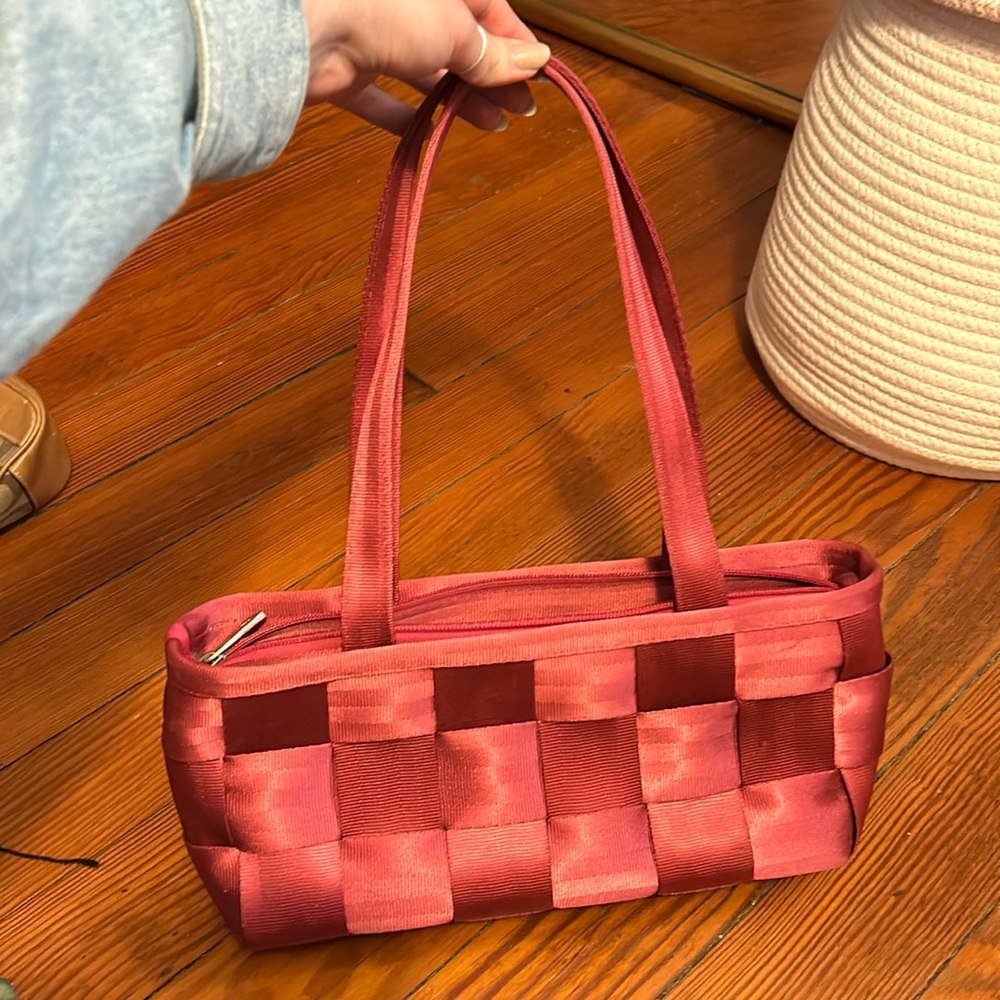 Harvey’s Seatbelt Bag - Picture 2 of 6